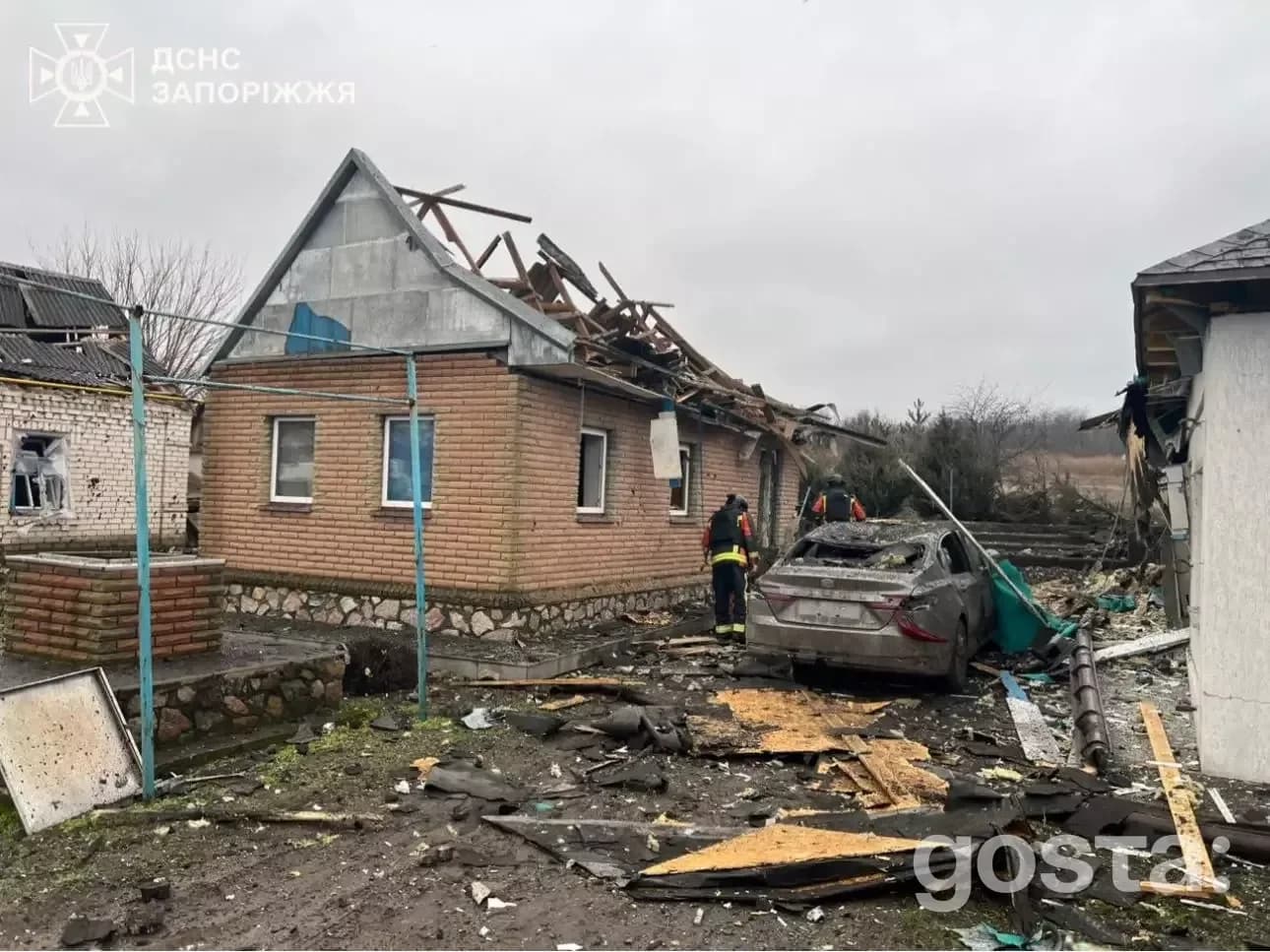 Зруйнований будинок і автомобіль після обстрілів в Україні, рятувальники ліквідують наслідки (01.02.2026).
