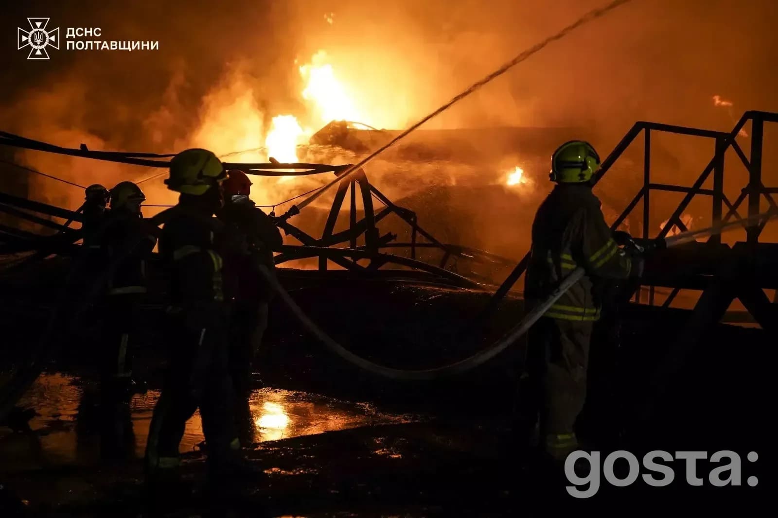 Рятувальники ДСНС України гасять пожежу на промисловому об’єкті внаслідок обстрілів на Полтавщині, 06.02.2026.