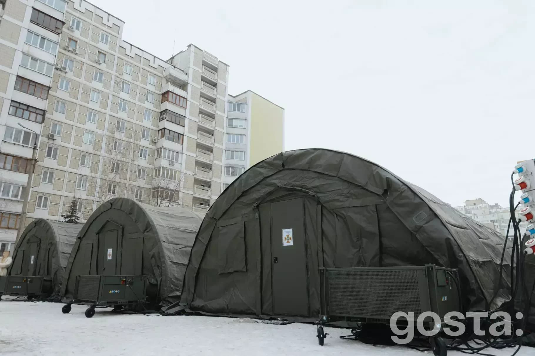 Тимчасові наметові містечка для обігріву мешканців Троєщини без електрики після обстрілу, 2026, Київ.