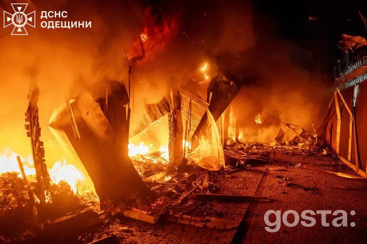 Палаюча будівля після обстрілу дронами; пожежа спричинила серйозні руйнування та загрози в Україні, 2026 рік.