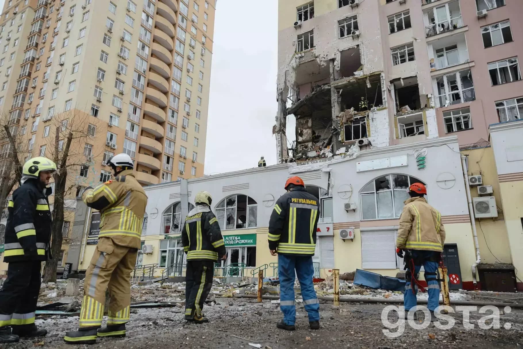 Рятувальники обирають стратегію для ліквідації наслідків обстрілів у Києві після атаки 27 грудня 2025 року.