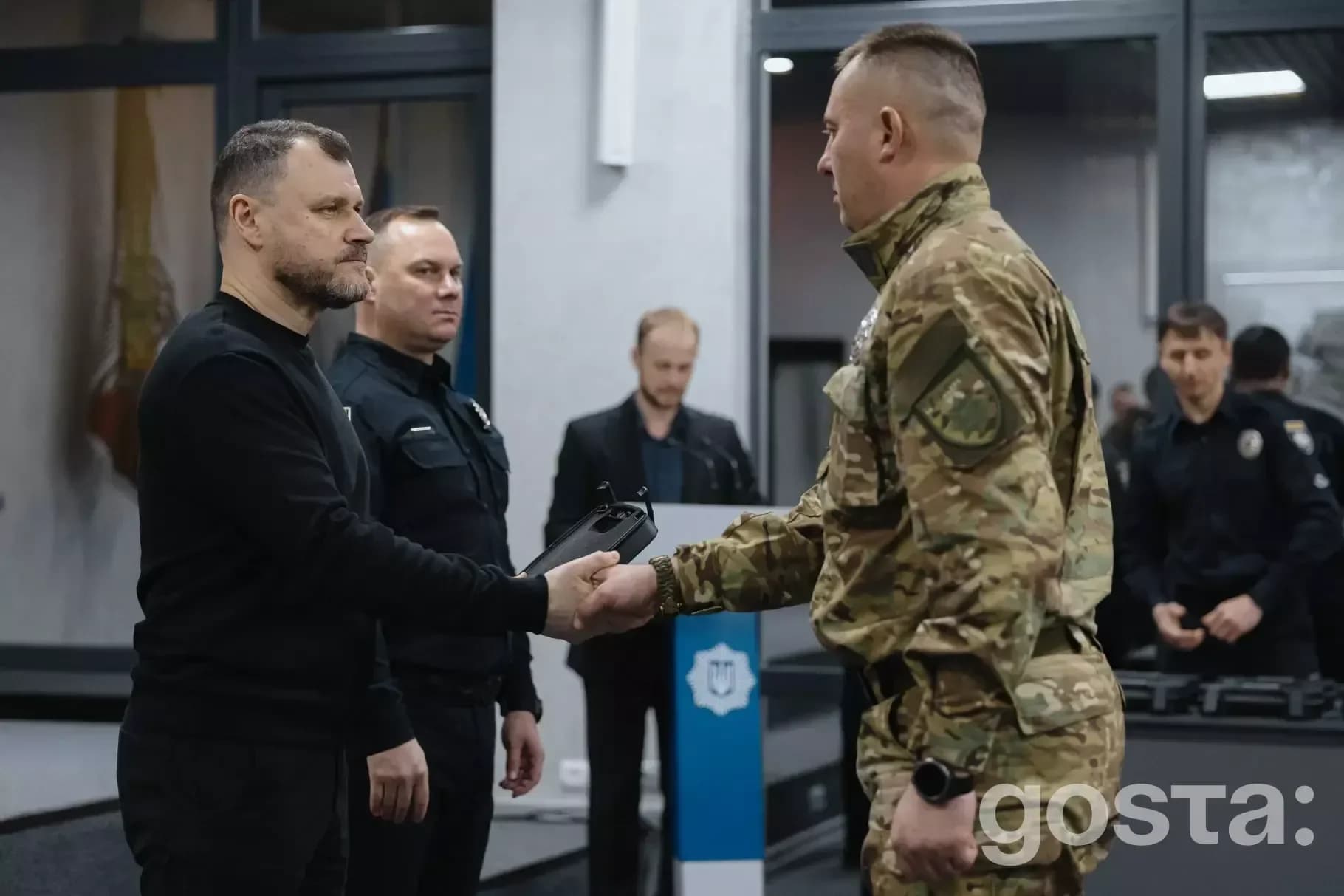 Міністр і Голова НПУ нагороджують бійця бригади "Лють" у 3-ю річницю підрозділу в Україні.