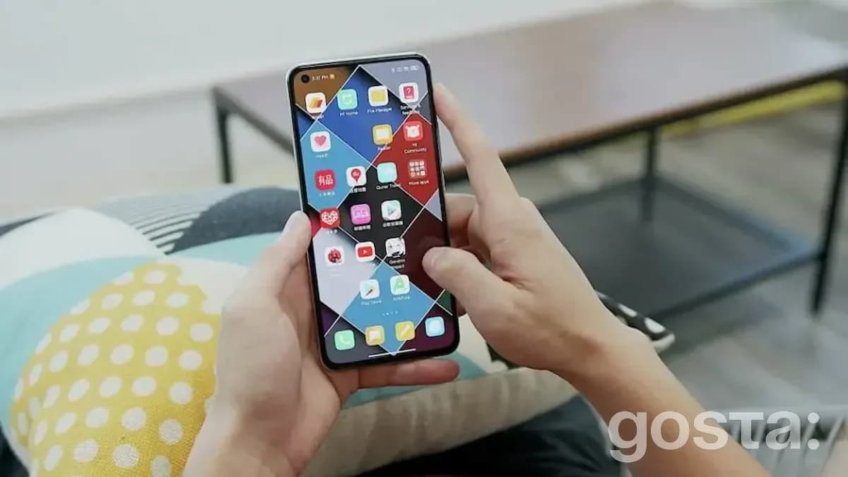 Cмартфон в руках - Як розблокувати телефон Xiaomi, якщо забув ключ