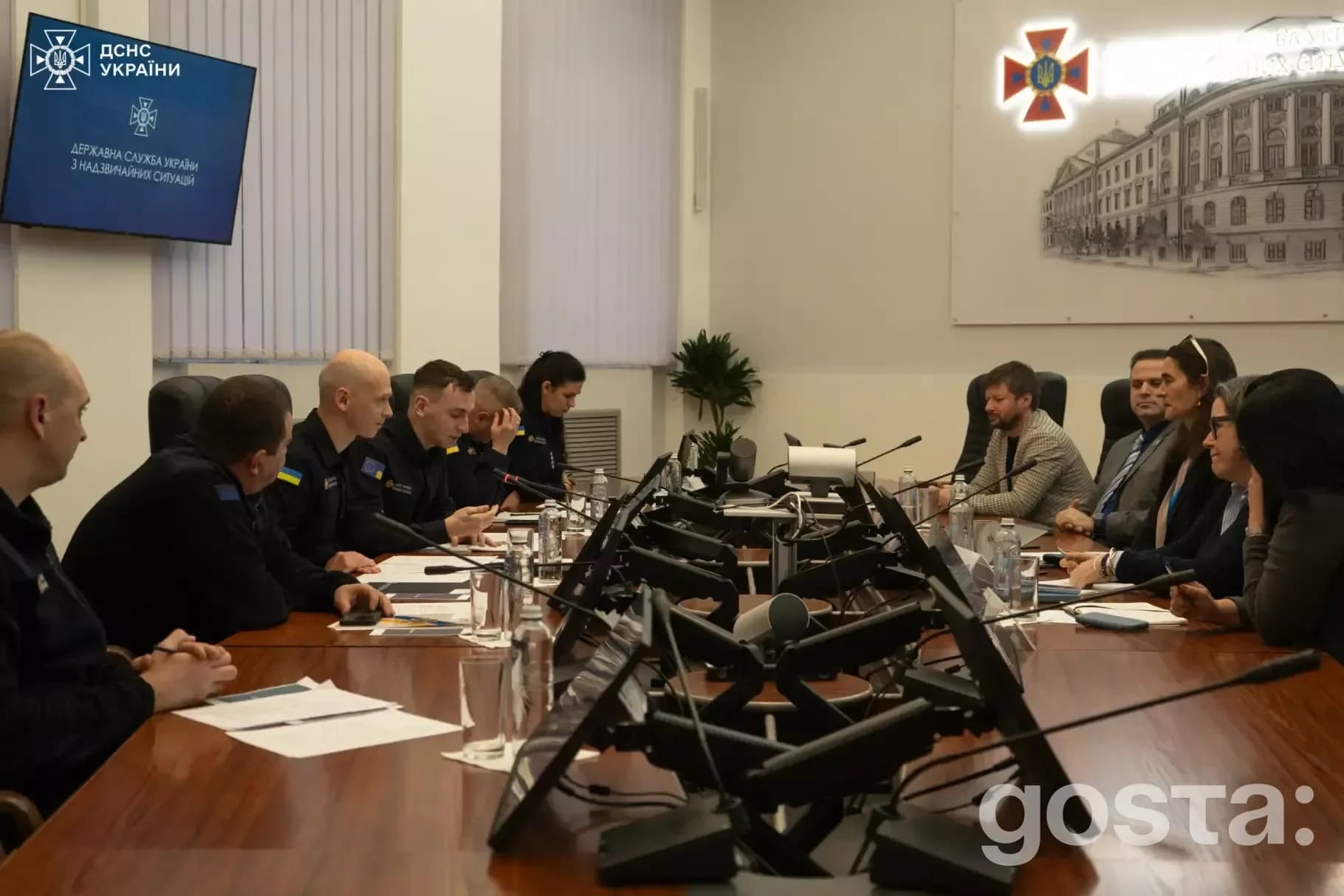 Зустріч рятувальників ДСНС України з гуманітарними організаціями для координації реагування на кризові ситуації.