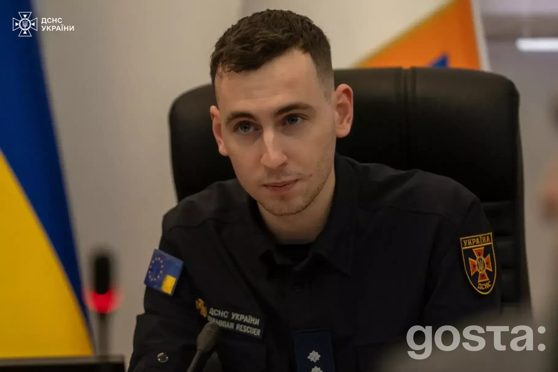 Рятувальник ДСНС України під час зустрічі з представниками гуманітарних організацій ООН та Червоного Хреста.