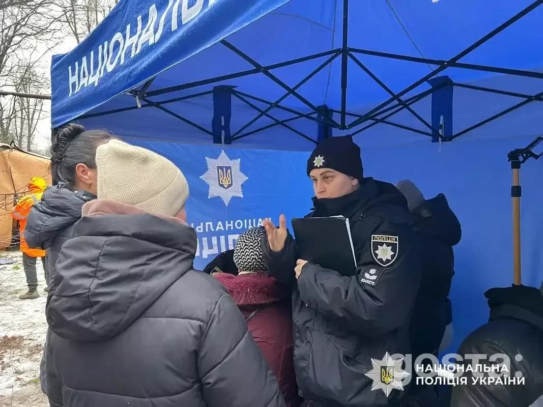 Рятувальники та поліція України надають допомогу постраждалим у Дніпрі після масованої атаки російських військ.