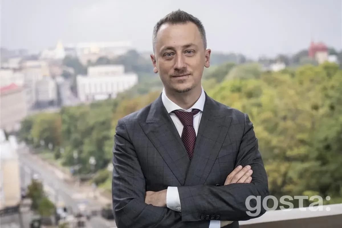 Міністр економіки Олексій Соболев обговорює експорт і аграрну політику України на фоні міського пейзажу.