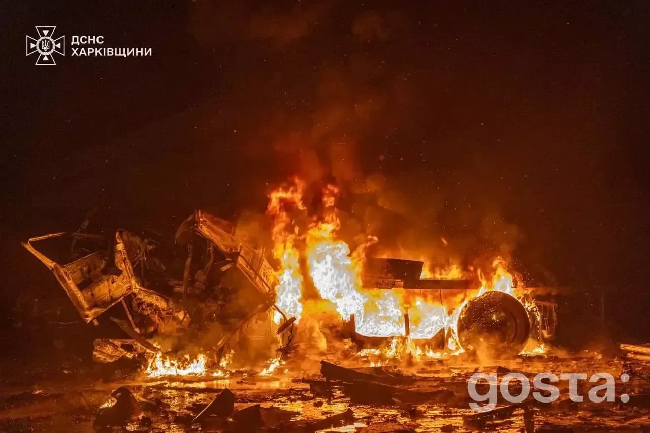 Пожежа після обстрілу на Харківщині: зруйнований транспортний засіб охоплений вогнем, нічна сцена.