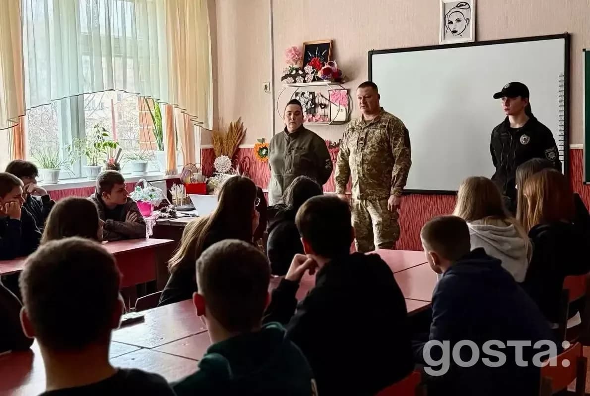 Офіцери поліції проводять зустріч з учнями в шкільному класі для обговорення безпеки та профілактики насильства.