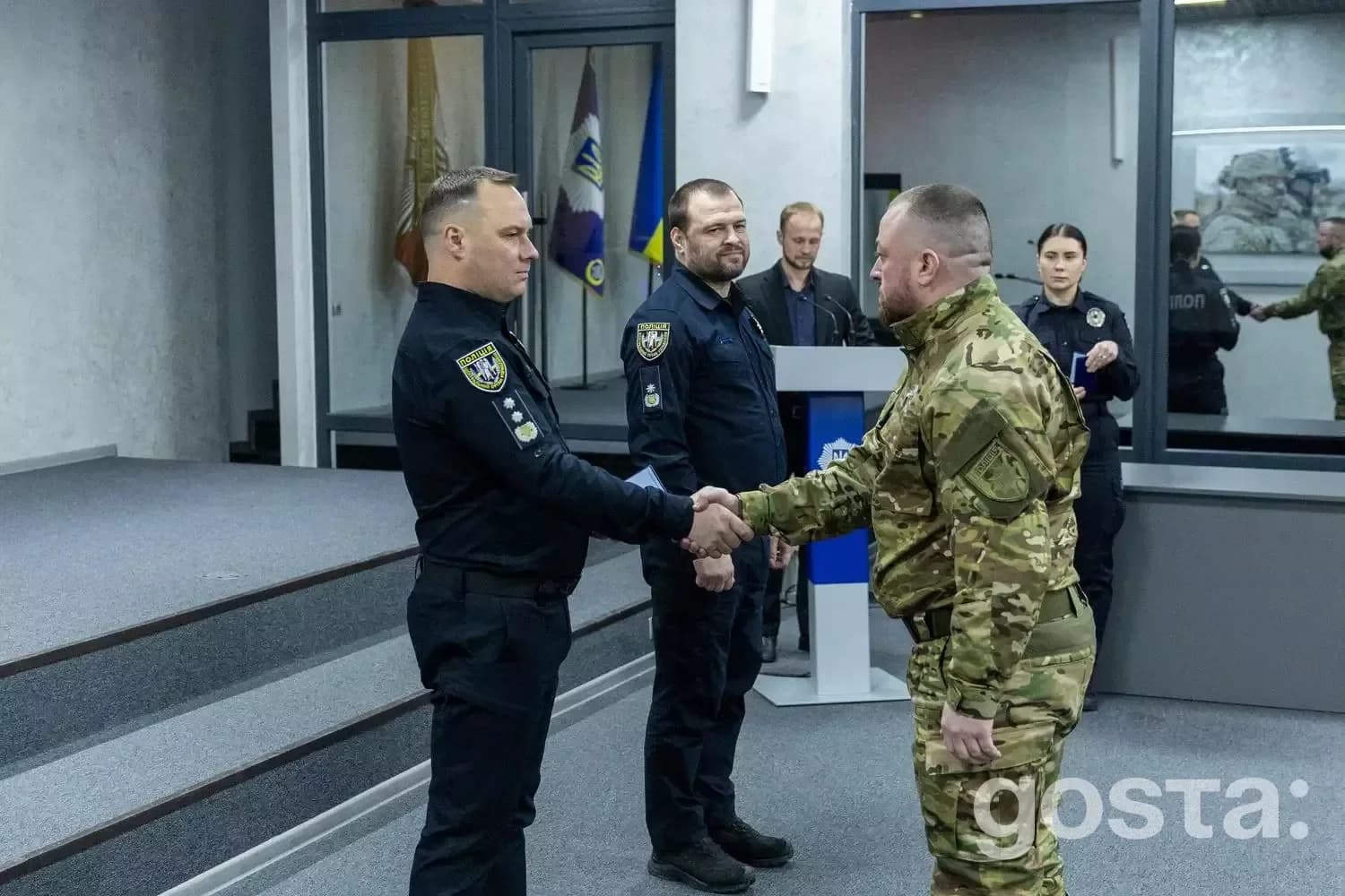 Міністр внутрішніх справ та глава Нацполіції України нагороджують бійців бригади "Лють" до річниці підрозділу.