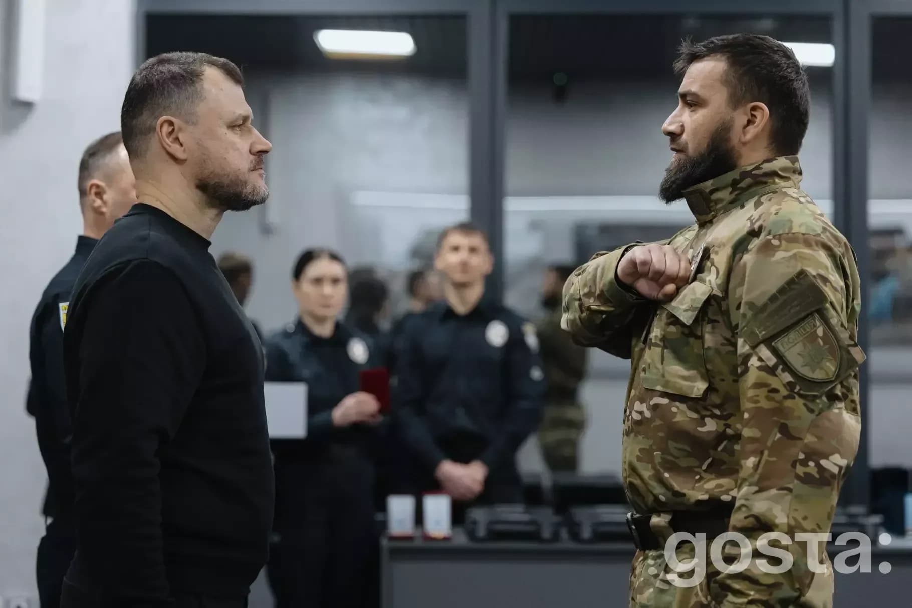 Міністр вручає нагороду бійцю у формі під час церемонії Національної поліції України.