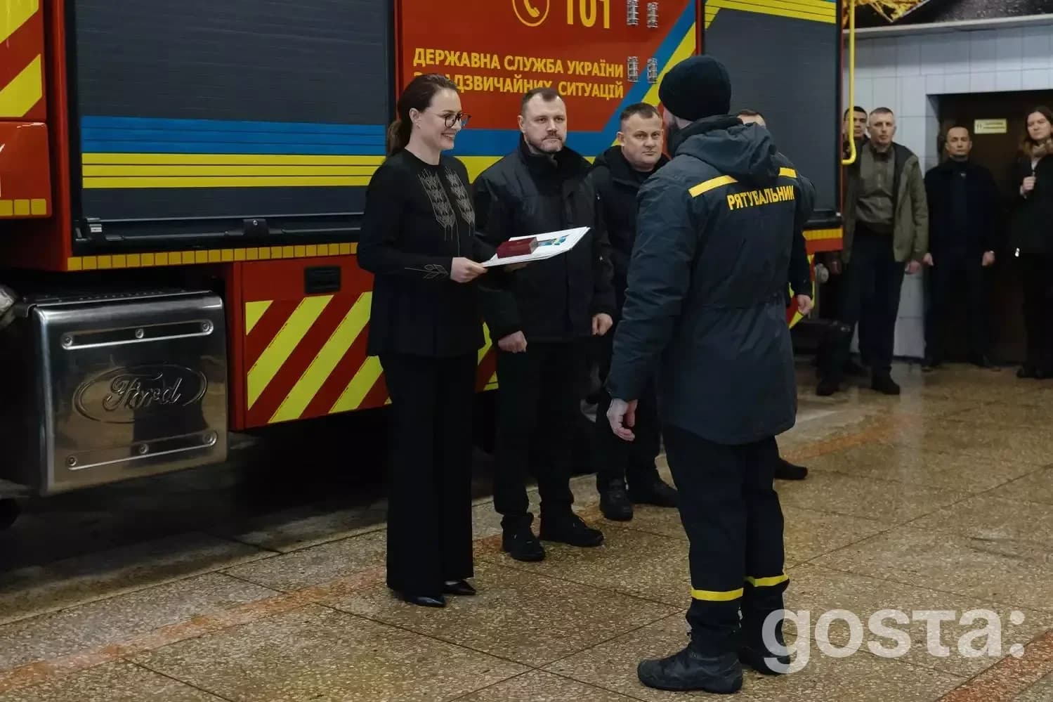 Юлія Свириденко та Ігор Клименко вручають нагороди рятувальникам ДСНС України.