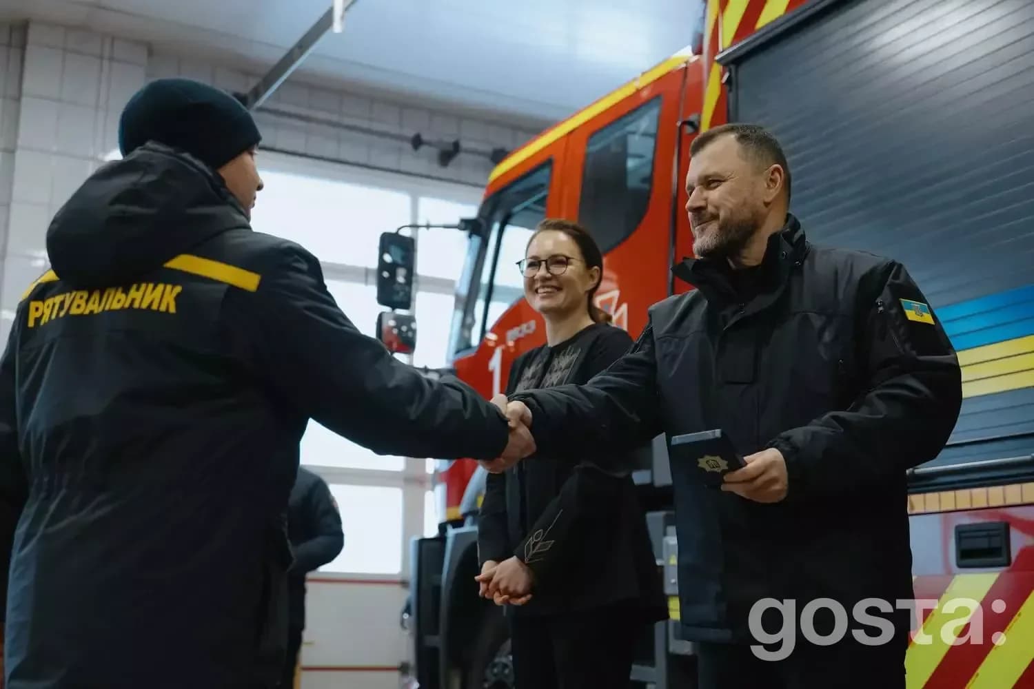 Юлія Свириденко та Ігор Клименко вручають відзнаки рятувальникам і поліцейським в Україні.