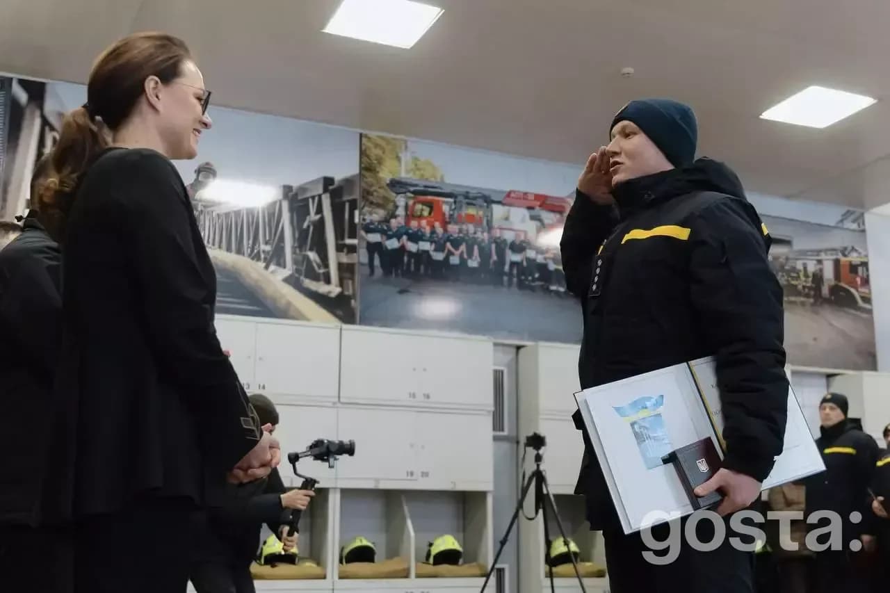 Юлія Свириденко вітає рятувальника ДСНС України з врученням державної нагороди.