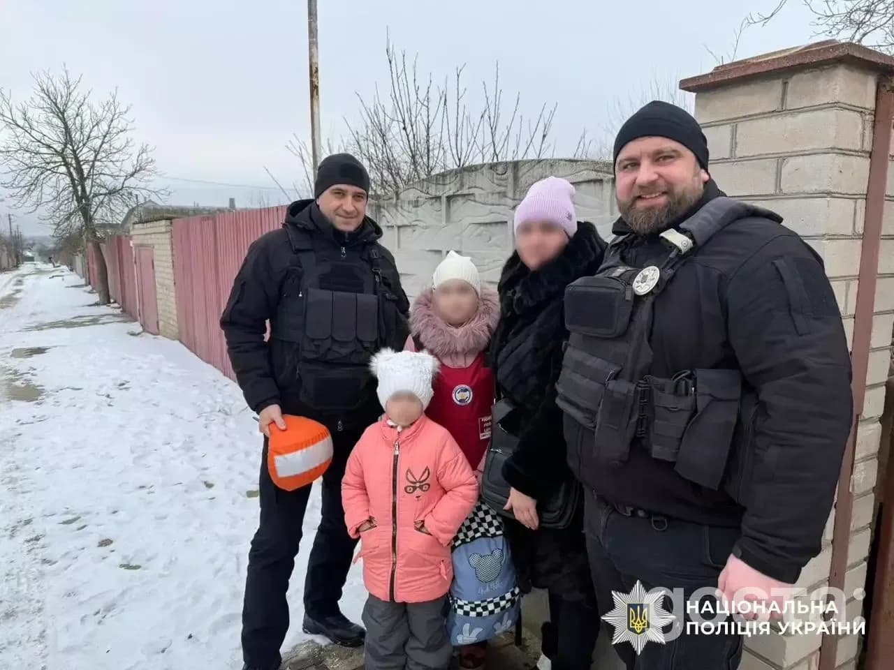 Евакуація на Херсонщині: поліцейські з дітьми та волонтерами під час евакуації зони обстрілів.