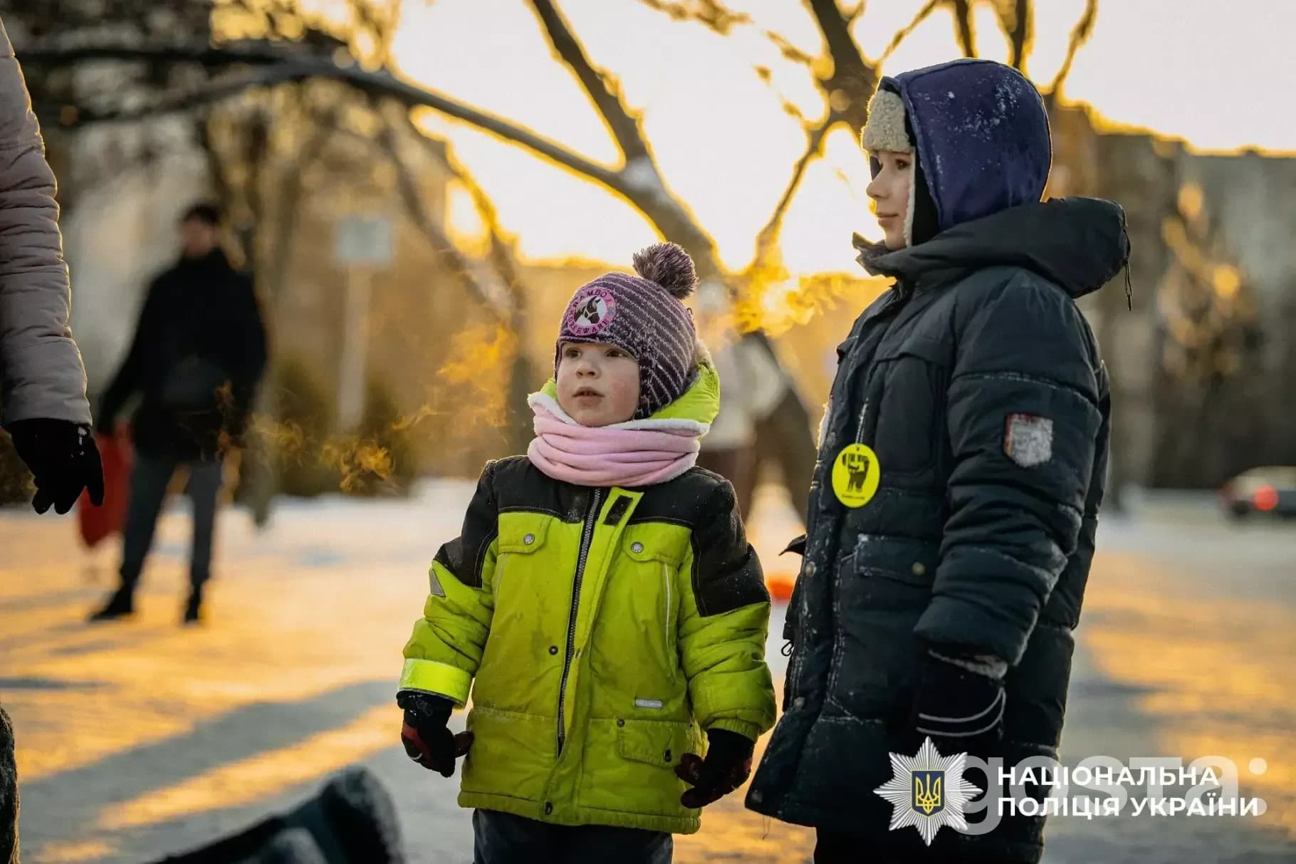 Ювенальні інспектори роздають дітям флікери для безпеки на дорогах під час зимових прогулянок у Києві.