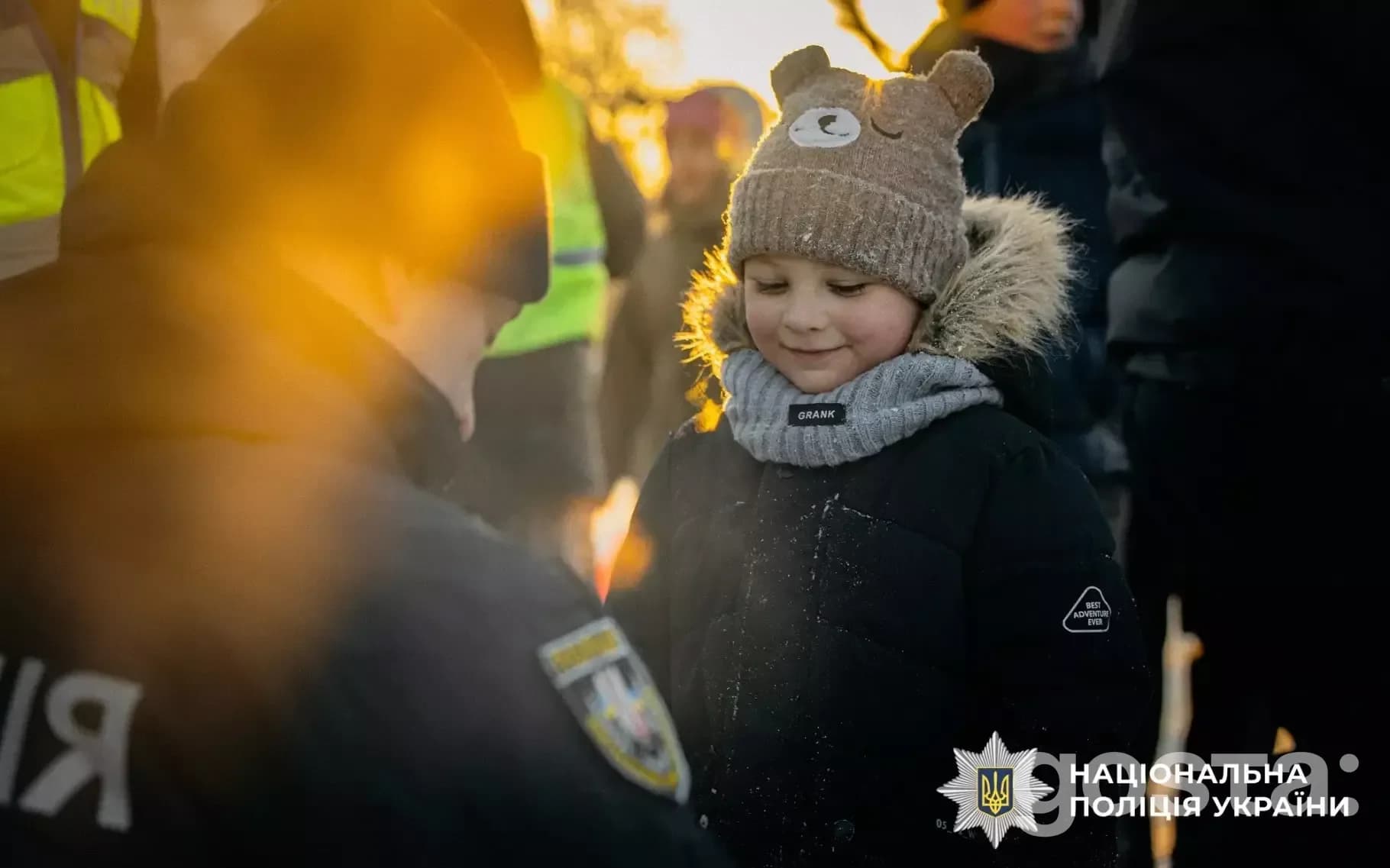 Ювенальні поліцейські проводять заходи з безпеки, роздають світловідбивальні елементи дітям у зимовий період.