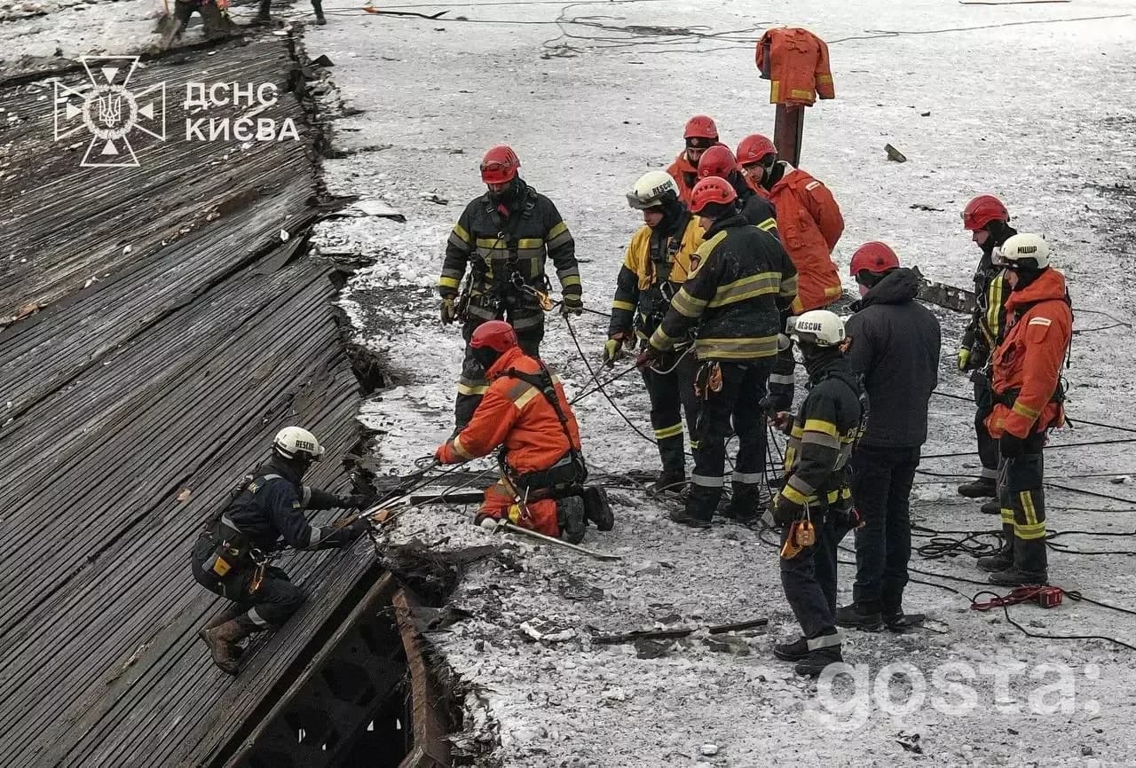Рятувальники ДСНС працюють на зруйнованому об’єкті в Києві; на морозі, виконуючи аварійно-відновлювальні роботи.