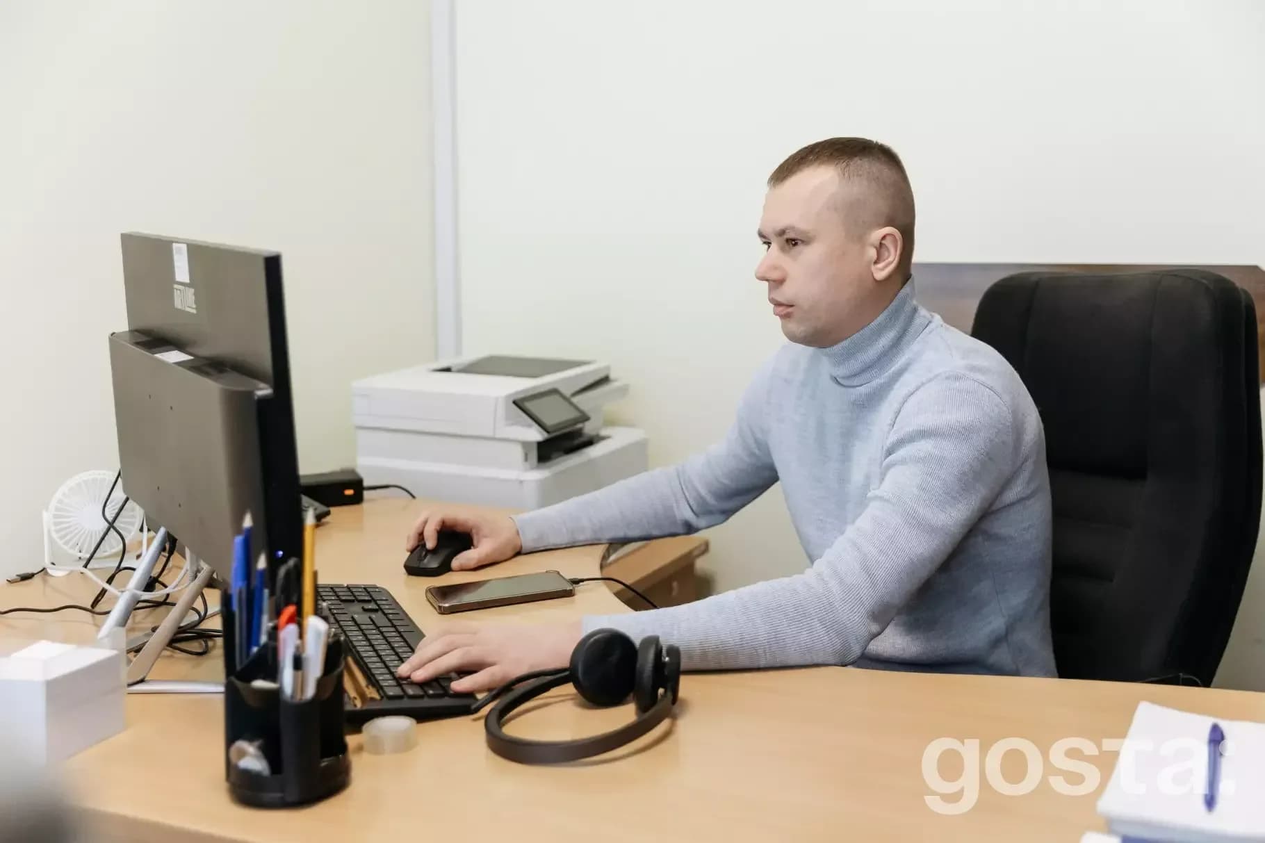 Оператор контакт-центру працює за комп'ютером, обробляючи дзвінки на гарячу лінію МВС України.