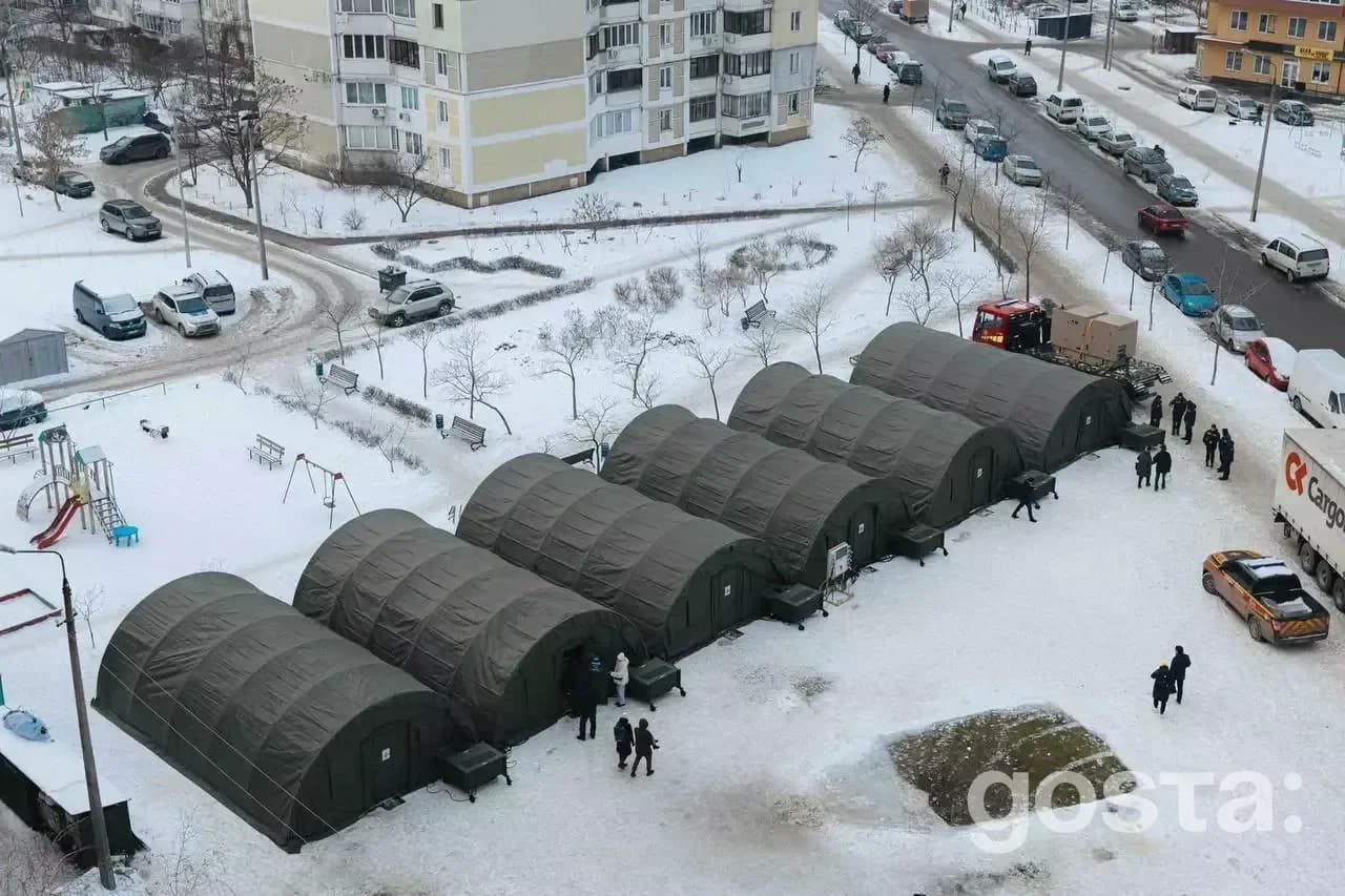 Пункти обігріву у дворі багатоповерхівки, з наметами та генераторами, організовані МВС для підтримки під час негоди.