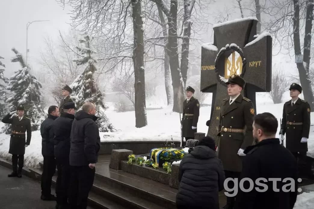 Президент України вшановує пам’ять Героїв Крут на Аскольдовій могилі в Києві, поклавши квіти до пам'ятного хреста.