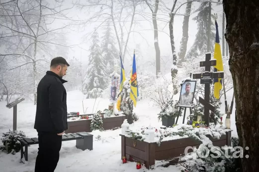 Президент України вшановує пам'ять Героїв Крут, покладаючи квіти на Аскольдовій могилі в зимовому Києві.