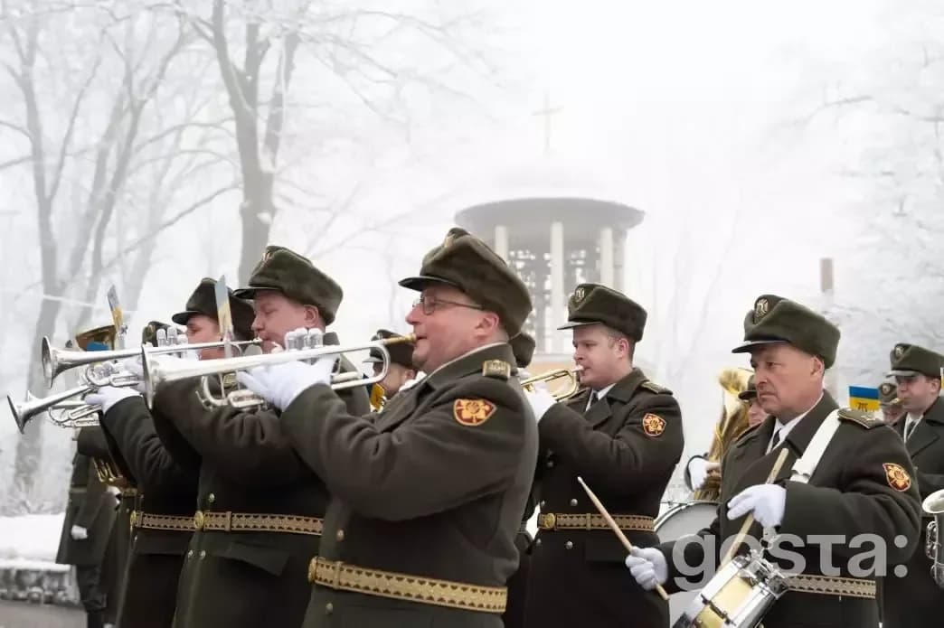 Оркестр виконує музику під час вшанування пам'яті Героїв Крут на Аскольдовій могилі в Києві.