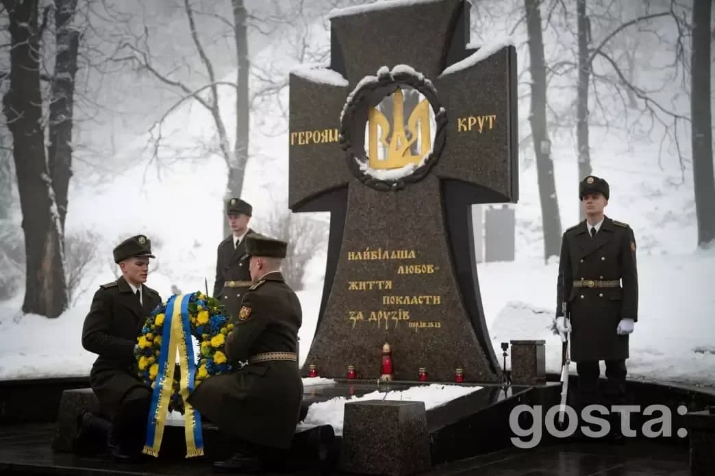 Президент України вшановує Героїв Крут на Аскольдовій могилі, покладаючи квіти до пам’ятного хреста.