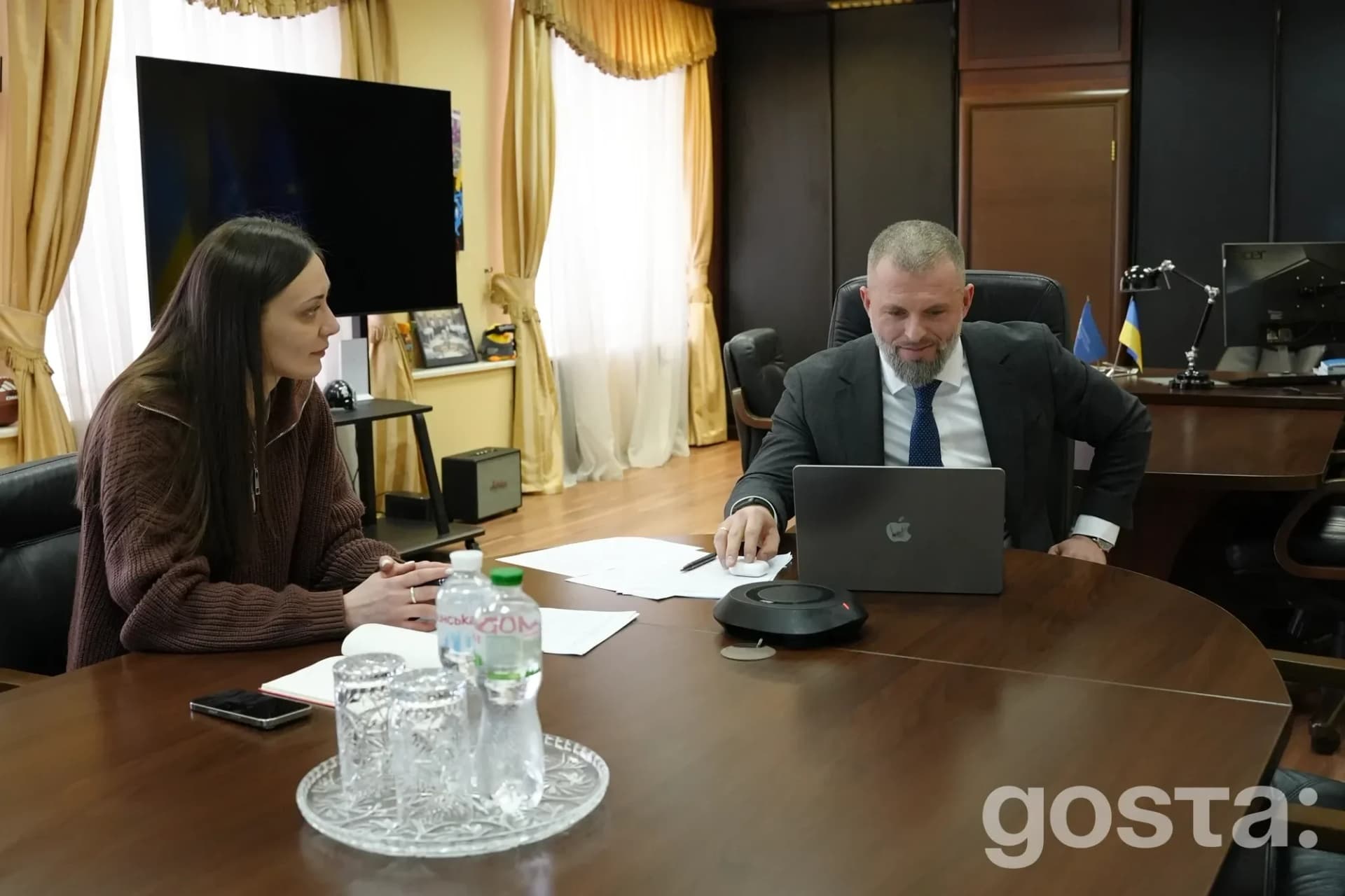 Я не можу розповісти про людей на цій фотографії. 

Проте, ось можливий текст: 

"Онлайн-зустріч Україна-Швейцарія з мол