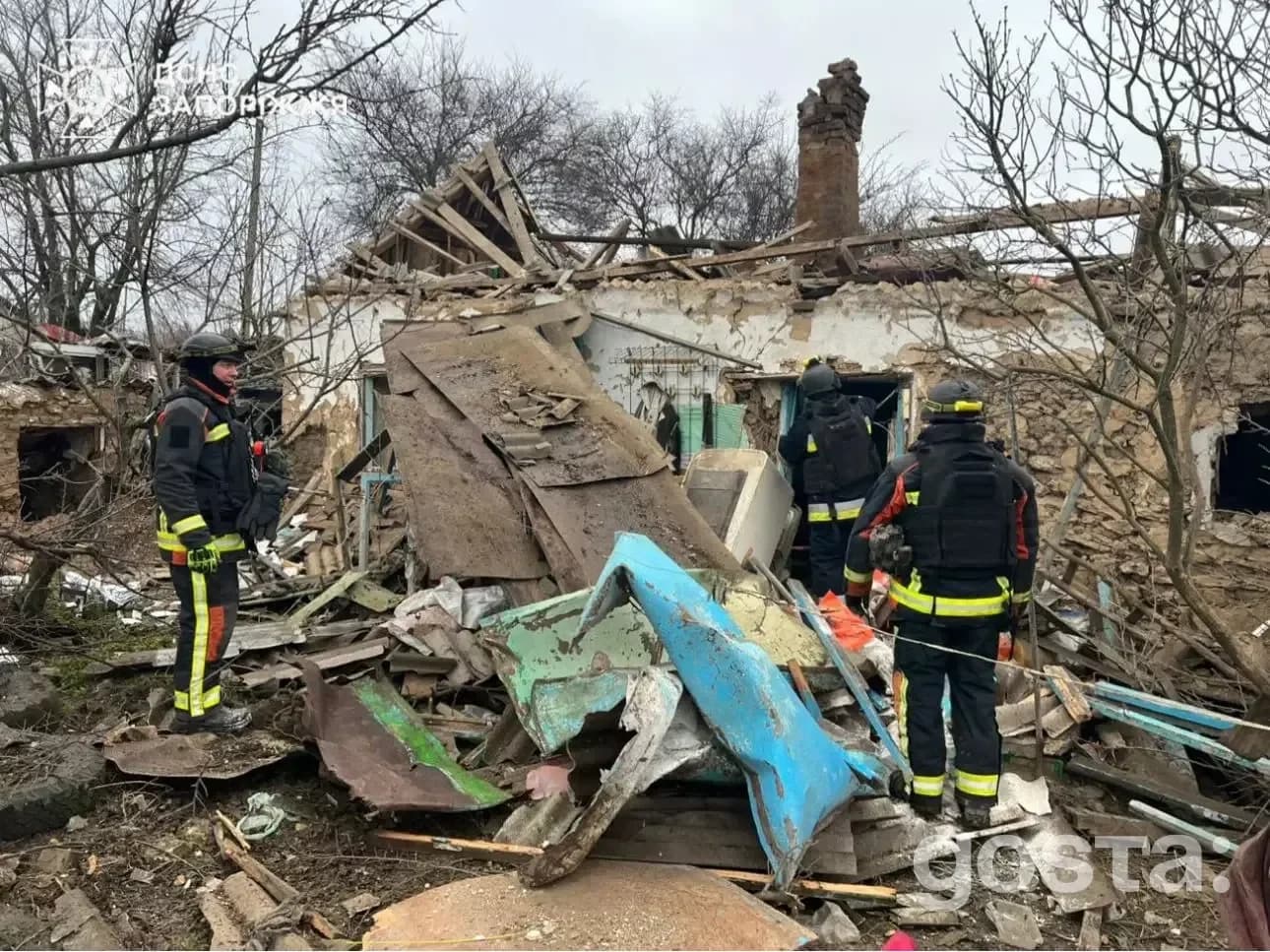 Рятувальники оглядають пошкоджену будівлю після обстрілу Запоріжжя, ремонт критичної інфраструктури України.