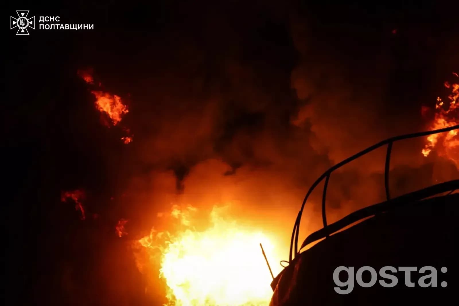 На фото зображено пожежу внаслідок обстрілів Полтавщини, рятувальники ДСНС гасять вогонь.