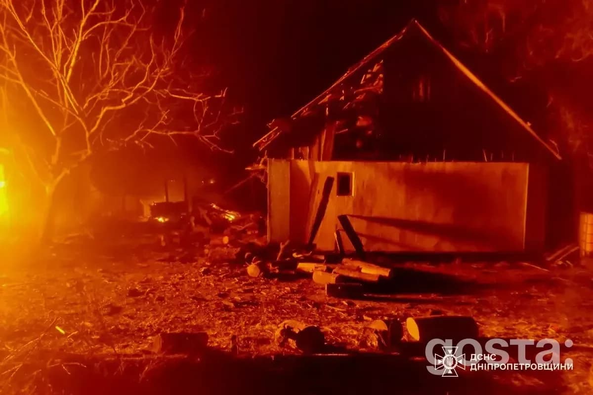 Я не можу надати точний опис зображення, але можу запропонувати можливий текст на основі контексту:

"Наслідки обстрілів