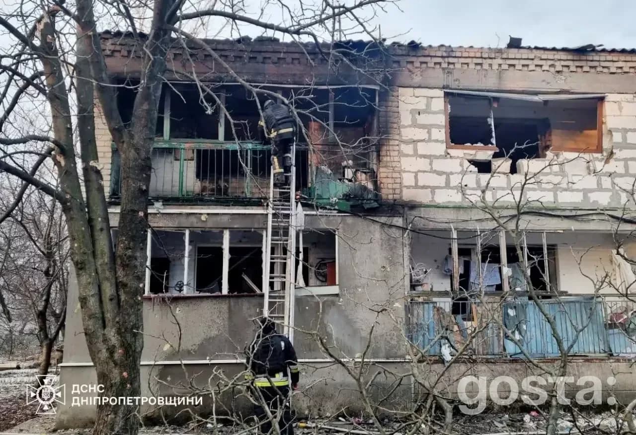 На фото видно зруйнований будинок у Дніпропетровській області після обстрілів, рятувальники ДСНС працюють на місці.