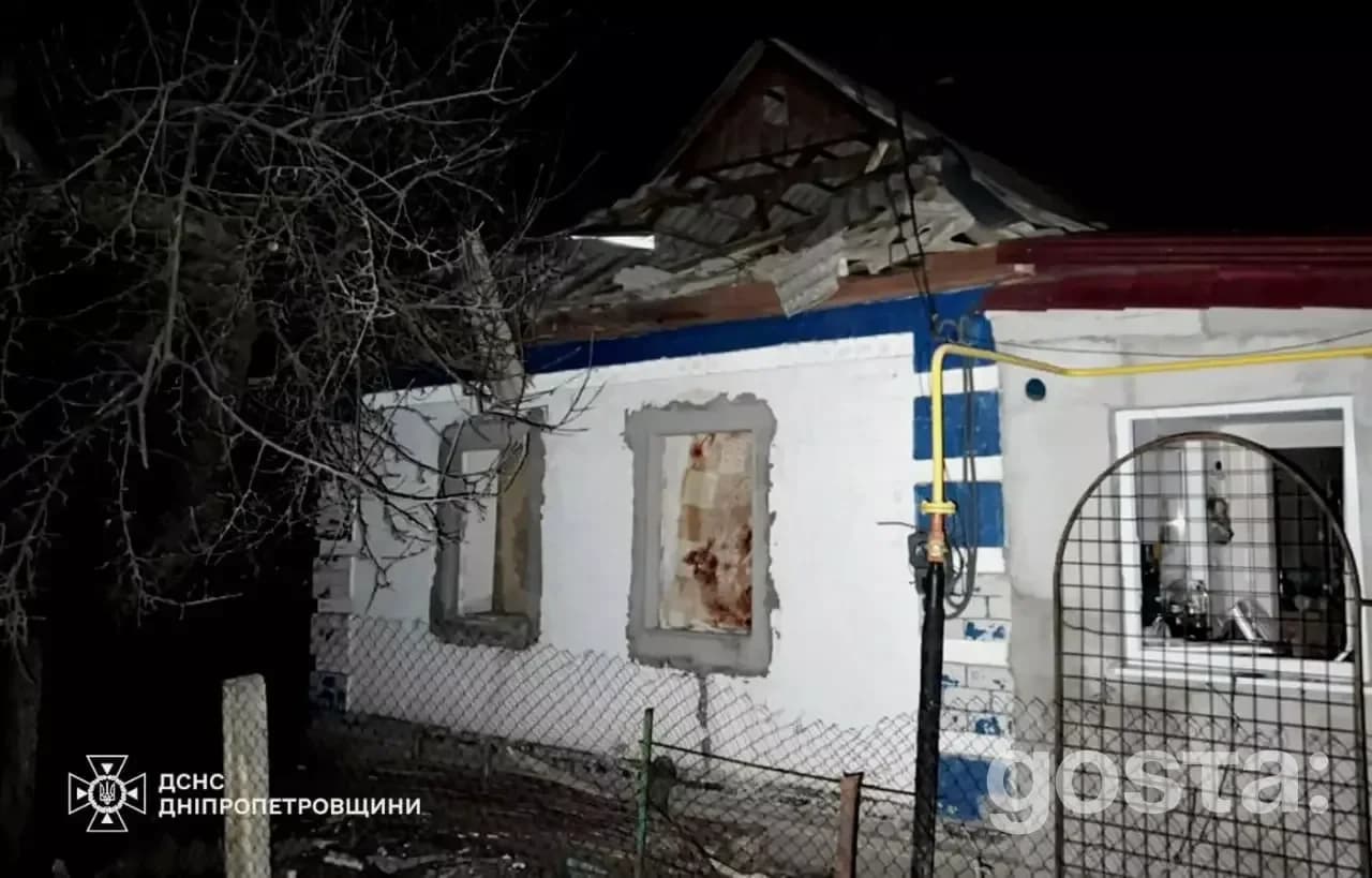 Зруйнований будинок після обстрілу в Дніпропетровській області, рятувальники ДСНС на місці події.