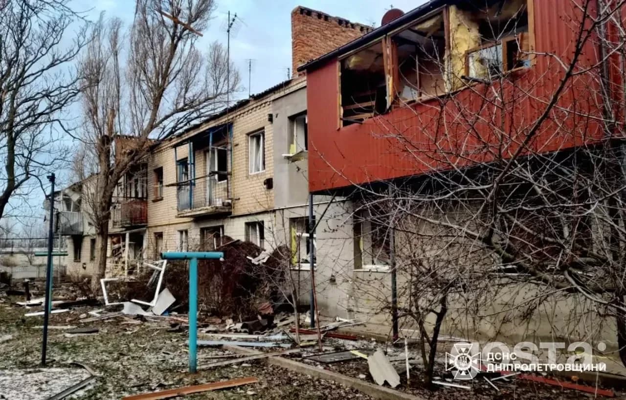 На зображенні зруйновані будівлі та рятувальники ДСНС працюють після обстрілів на Дніпропетровщині.