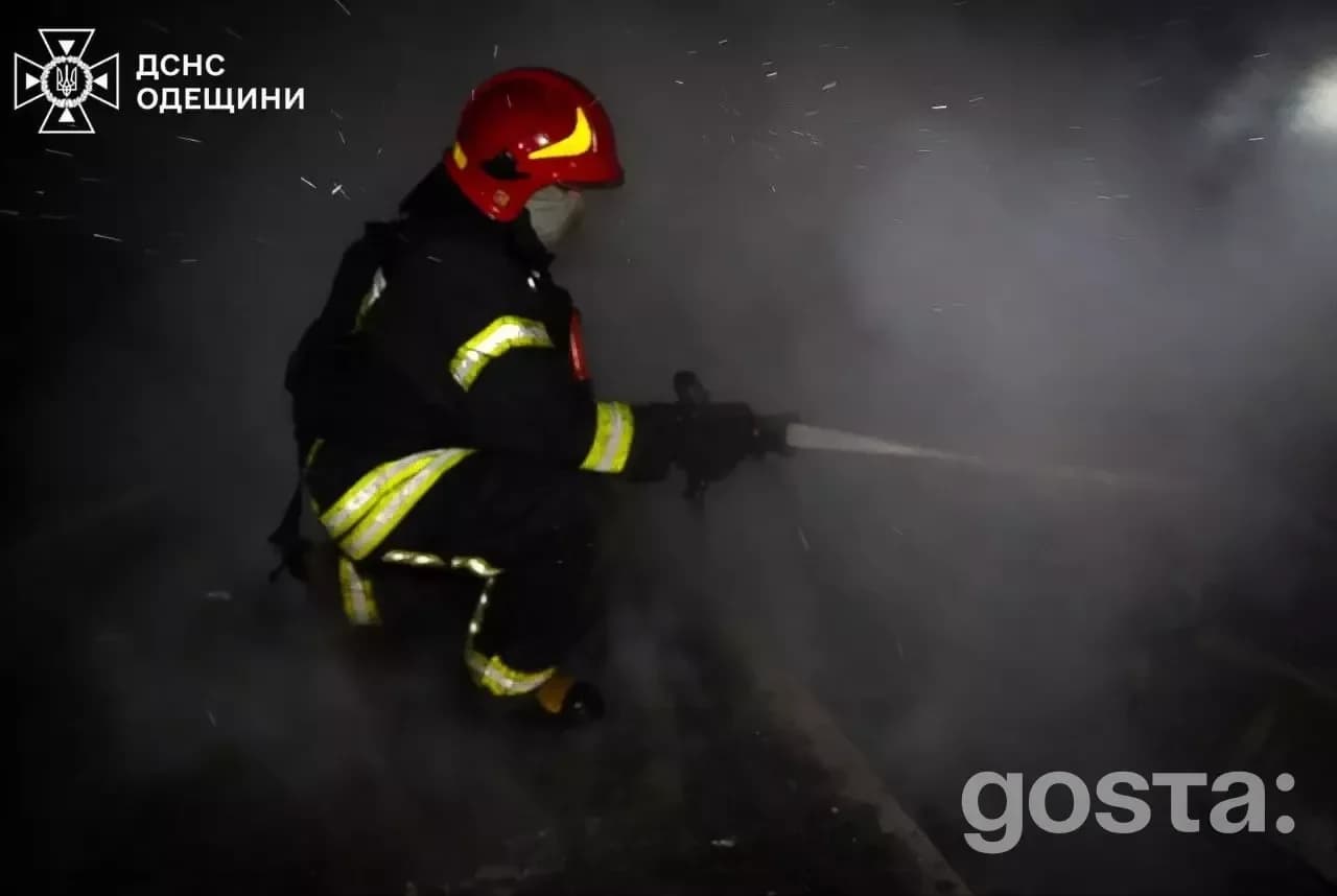 Пожежник у спецодязі гасить пожежу під час атаки у Донецькій області, обстріл РФ, жертви, пошкодження інфраструктури.