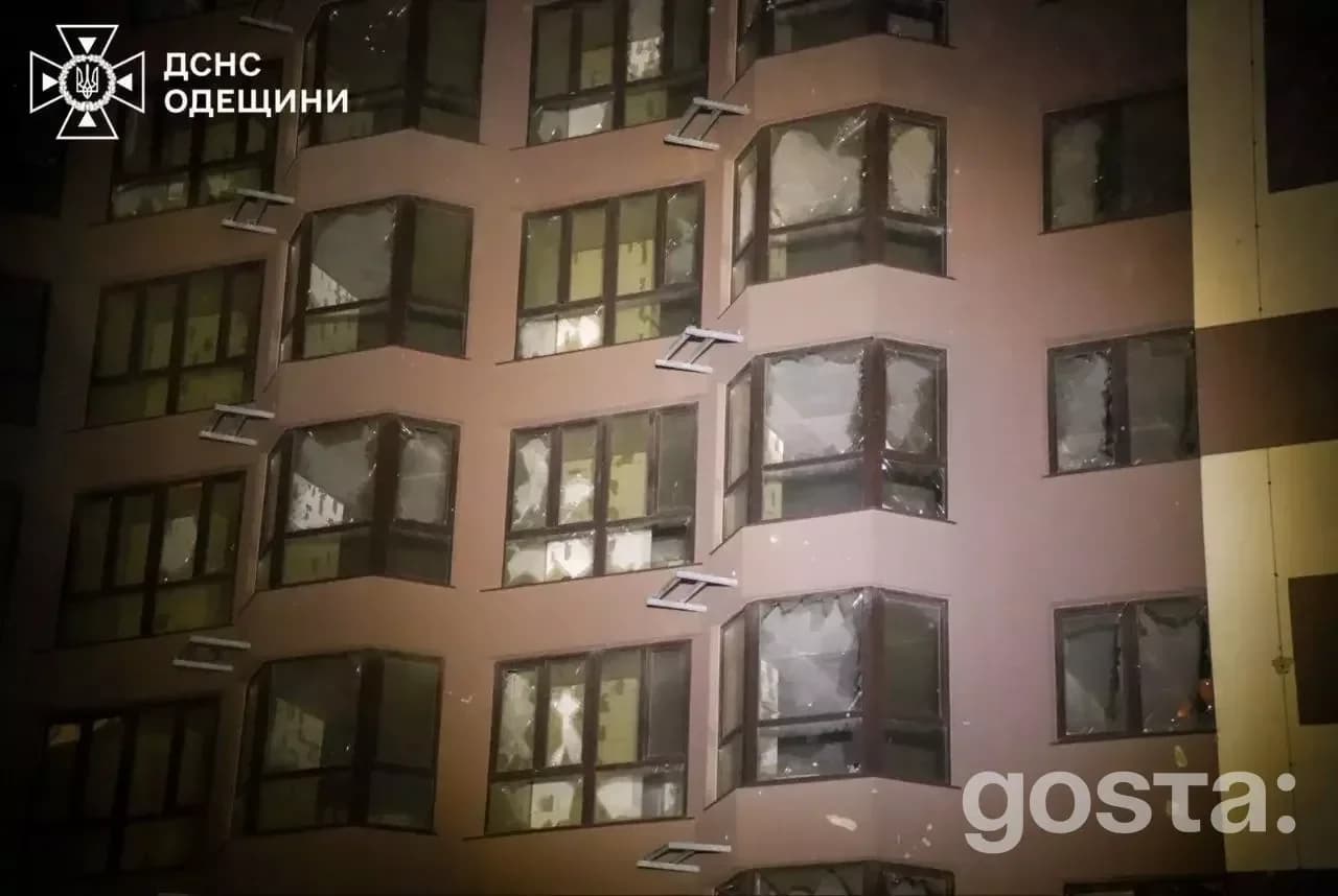 Житловий будинок з вибитими вікнами внаслідок обстрілів в Україні, нічне фото.
