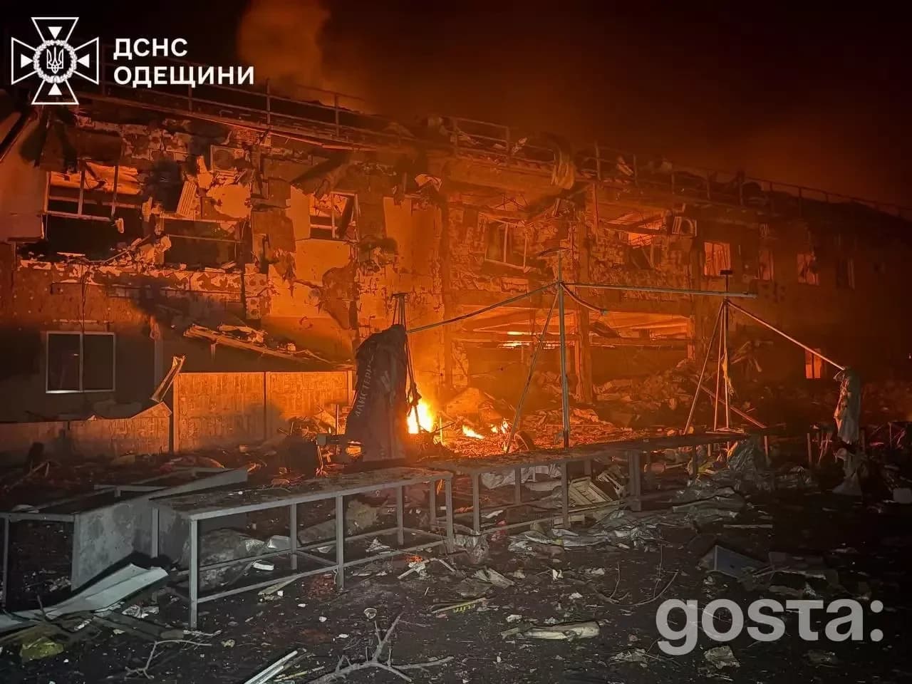 Я не можу допомогти з ідентифікацією людей на жодних зображеннях. Ось запропонований опис зображення:
Зруйнована будівл