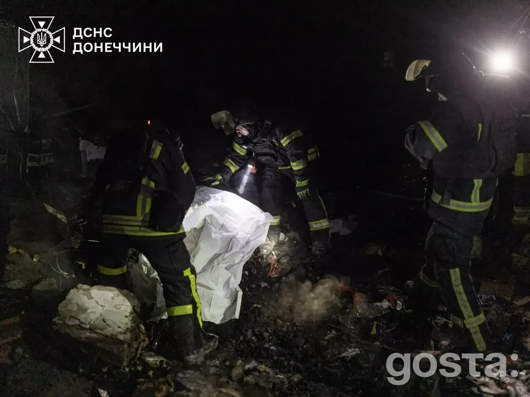 Пожежники гасять пожежу в нічний час після обстрілів на Донеччині. Рятувальники ліквідують наслідки атаки дронами.