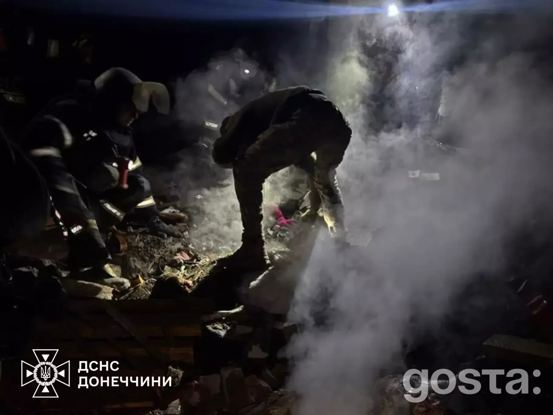 Рятувальники ДСНС на місці обстрілу в Донецькій області, розчищення завалів після атаки, дим і уламки вночі.