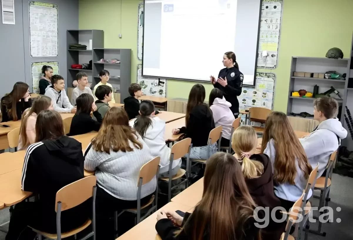 Поліцейська проводить профілактичне заняття з учнями в класі; обговорення безпеки дітей та протидії булінгу.
