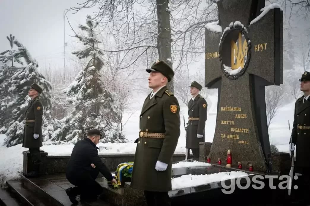 Президент України вшановує пам'ять Героїв Крут, покладаючи квіти до пам'ятного хреста на Аскольдовій могилі в Києві.