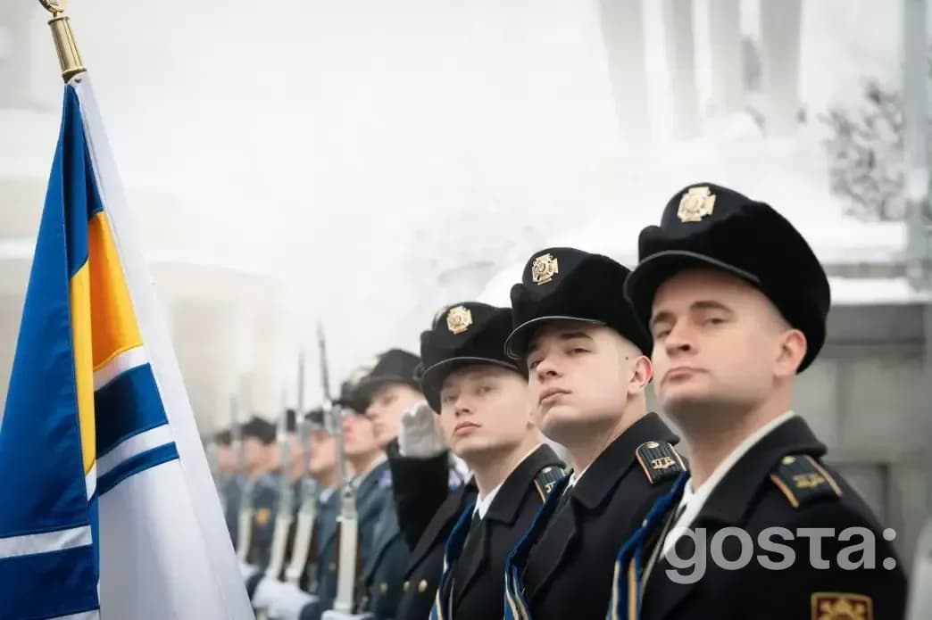 На зображенні військові вшанування пам'яті Героїв Крут на Аскольдовій могилі в Києві.