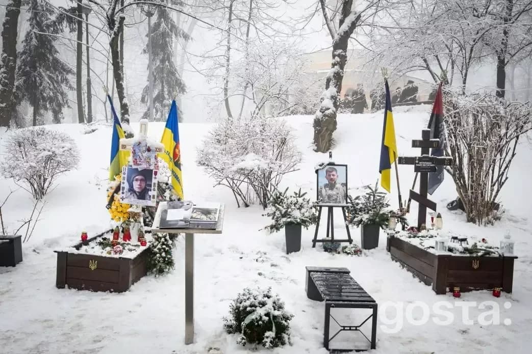 Президент України вшановує Героїв Крут на Аскольдовій могилі в Києві, покладаючи квіти біля пам’ятного хреста.