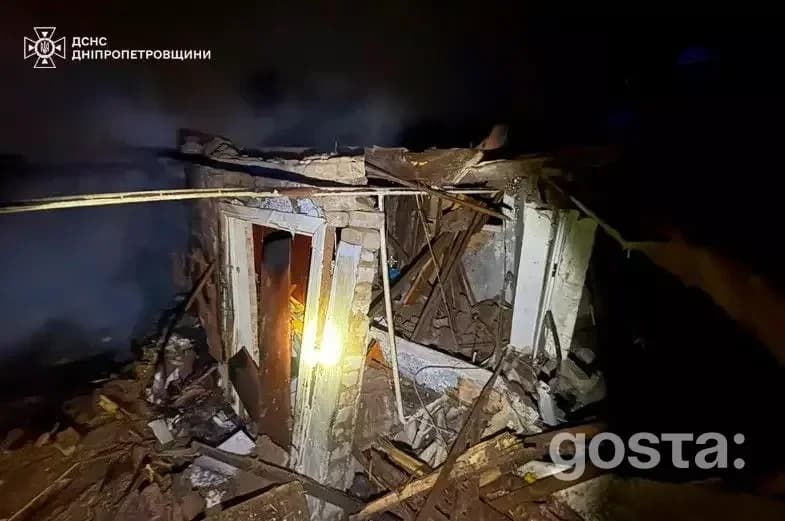 На фото зображено руїни будівлі після російських атак на інфраструктуру України з вогнем всередині.