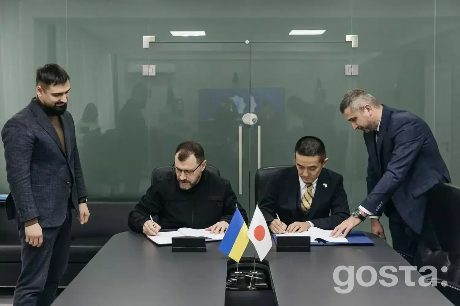 Міністр внутрішніх справ України і представник JICA підписують Грантову угоду на гуманітарне розмінування.