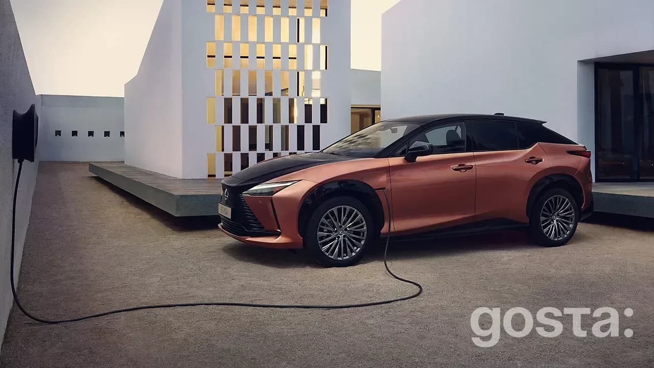 Lexus RZ 450e під час зарядки на станції CCS2