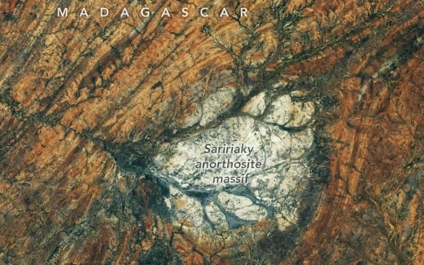 NASA показала місячний ландшафт на Мадагаскарі з анортозитом