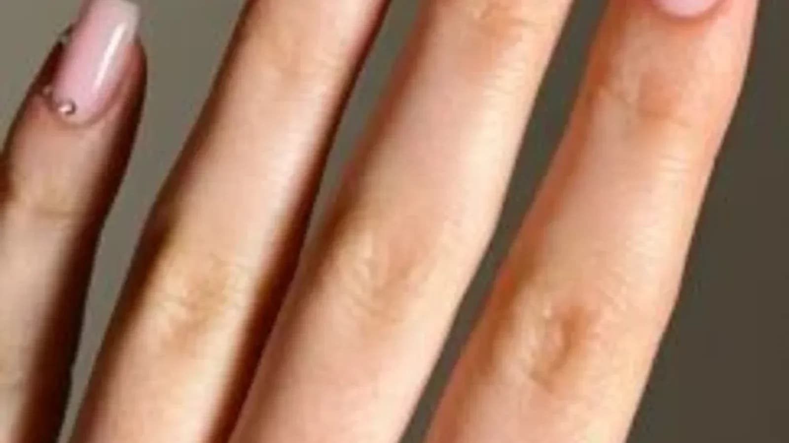 Універсальний жіночий манікюр у нюдових відтінках — тренд PIED-DE-POULE