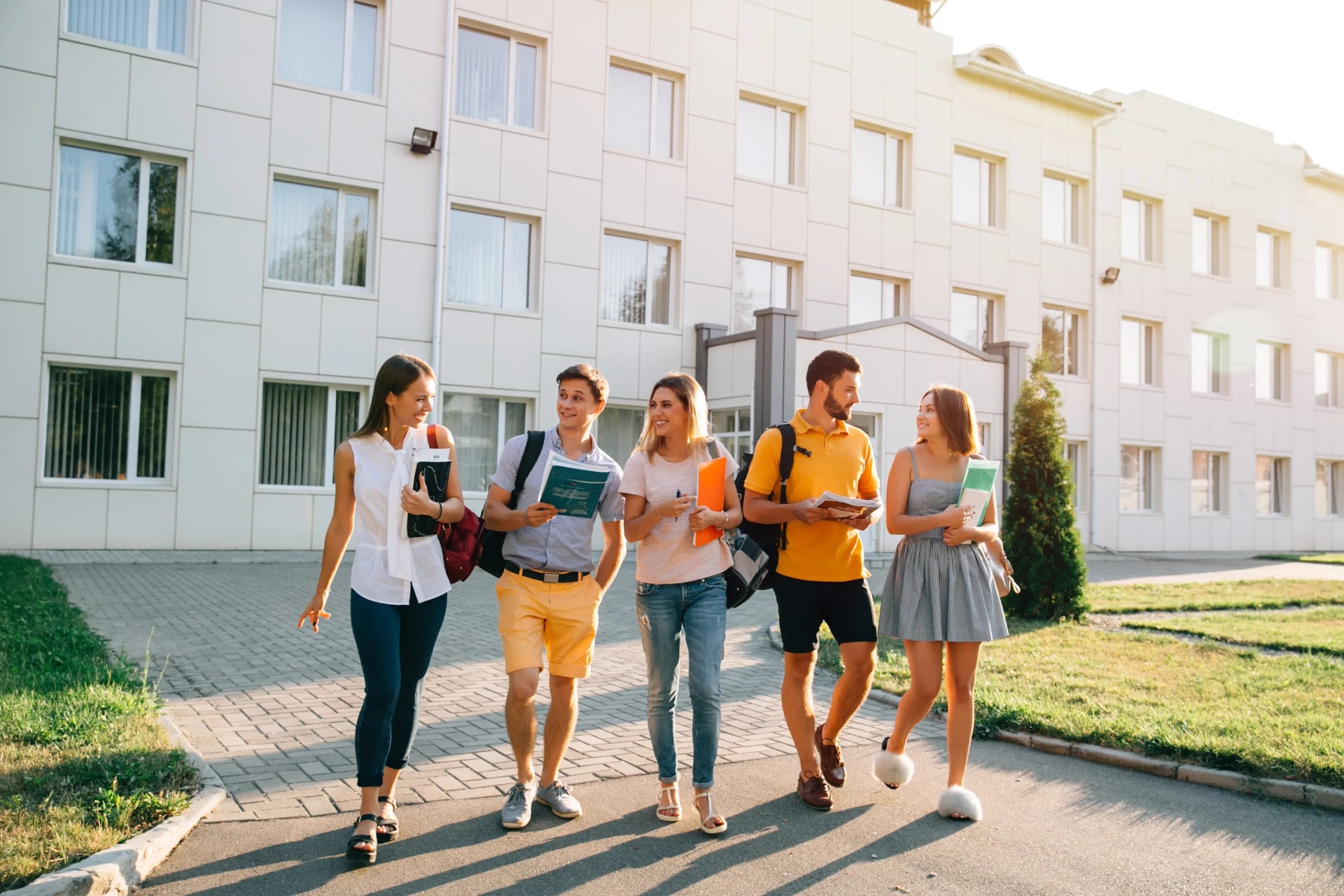 What Are the Benefits of Studying Abroad and How to Choose a Country: Real Opportunities Without Illusions